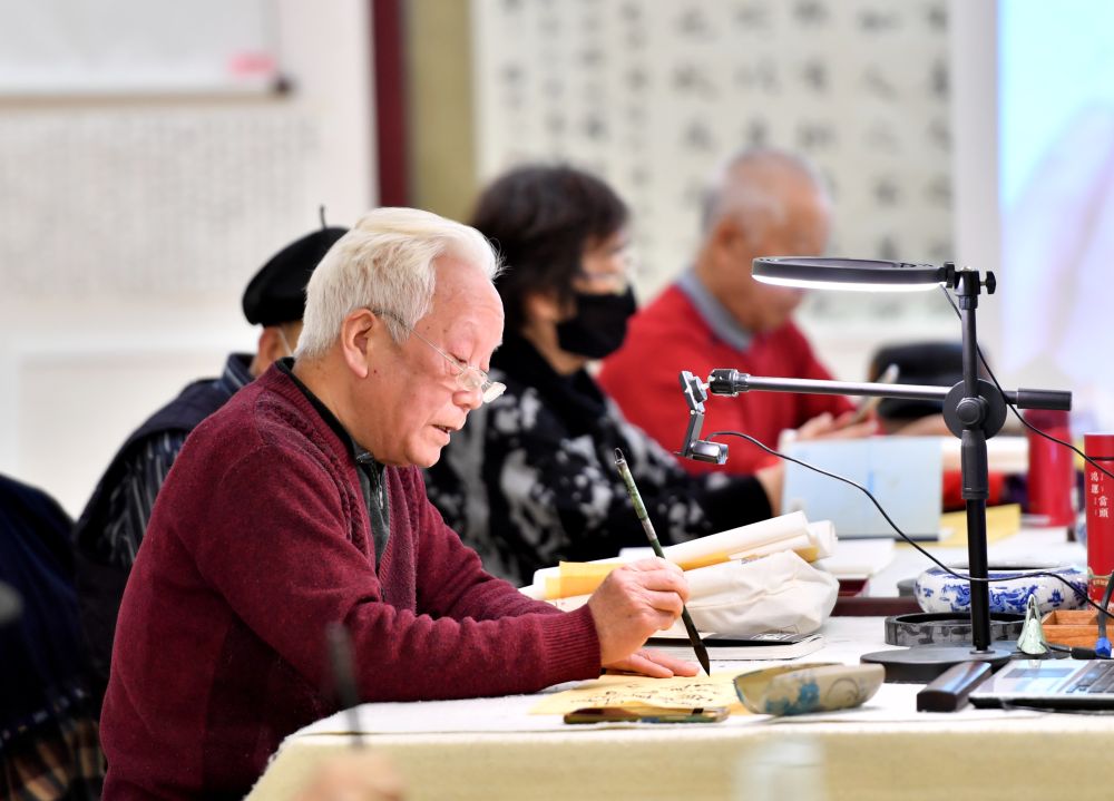 2024年2月28日，老年人在河北省廊坊市香河县大爱书院养老中心活动室练习书法。新华社记者 王晓 摄