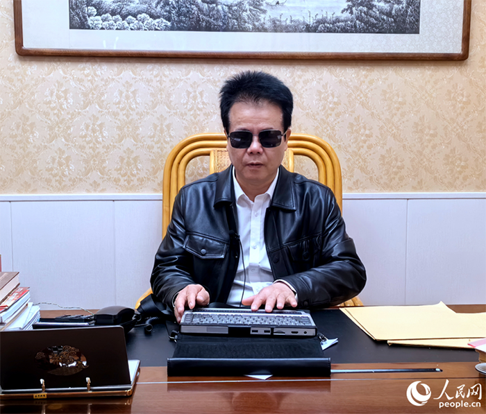 王永澄在使用盲人電腦。人民網記者林曉麗攝