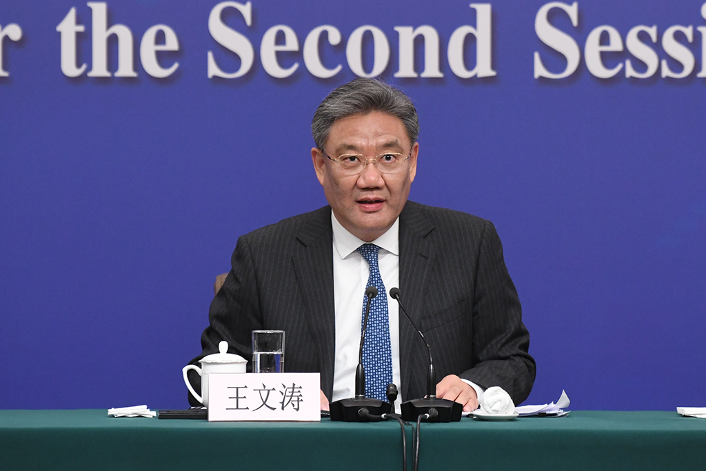 商務部部長王文濤回答記者提問。