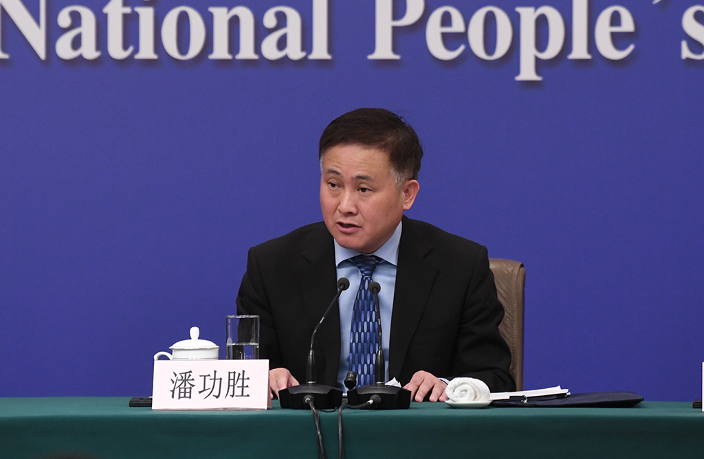 中國人民銀行行長潘功勝回答記者問題。