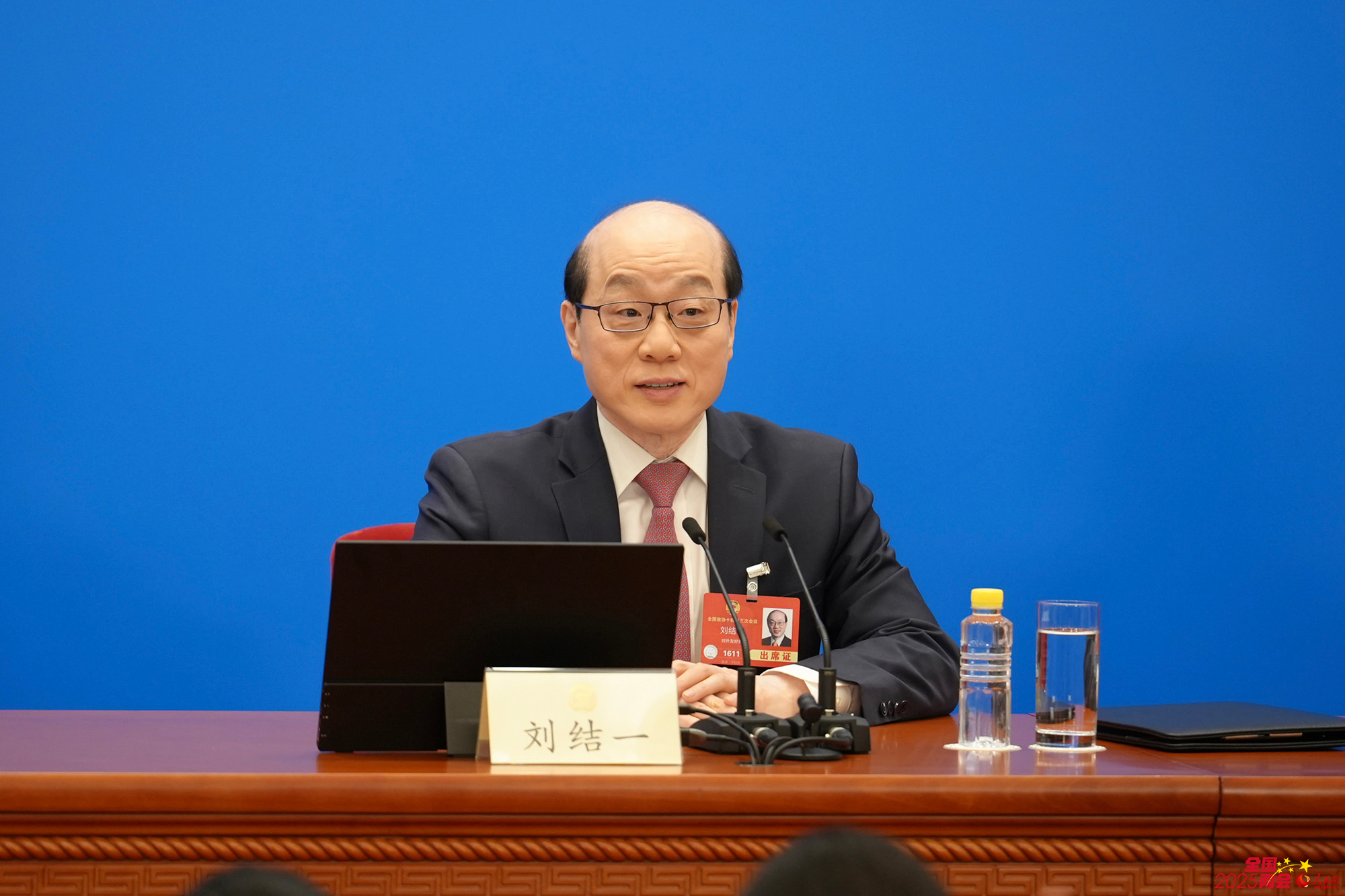 刘结一向中外媒体介绍全国政协十四届三次会议有关情况并回答记者提问。人民网记者 苗子健摄