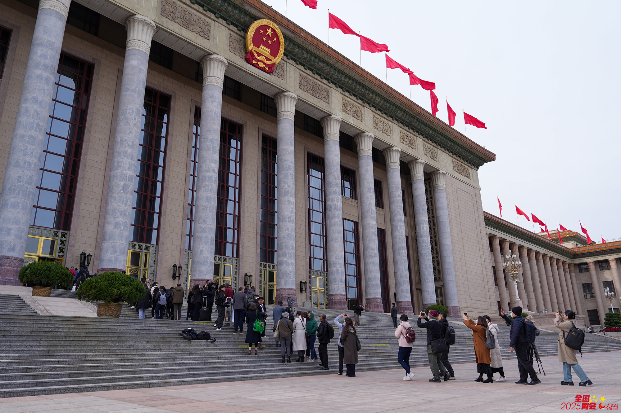 全国政协十四届三次会议新闻发布会开始前，中外媒体记者排队进入人民大会堂。人民网记者 苗子健摄