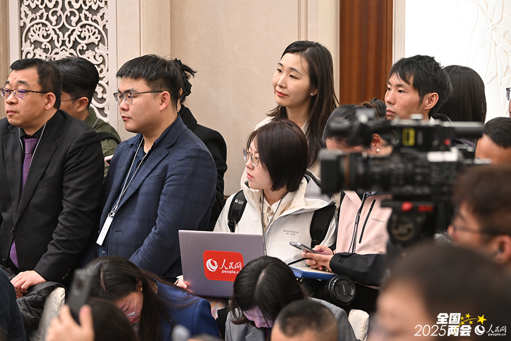 记者在十四届全国人大三次会议新闻发布会现场采访。