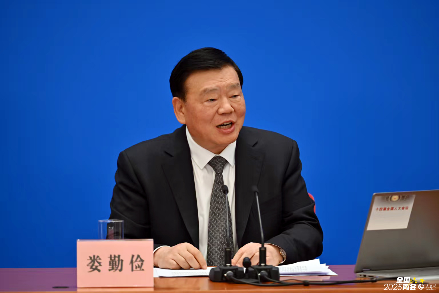 大会发言人娄勤俭回答中外记者提问。
