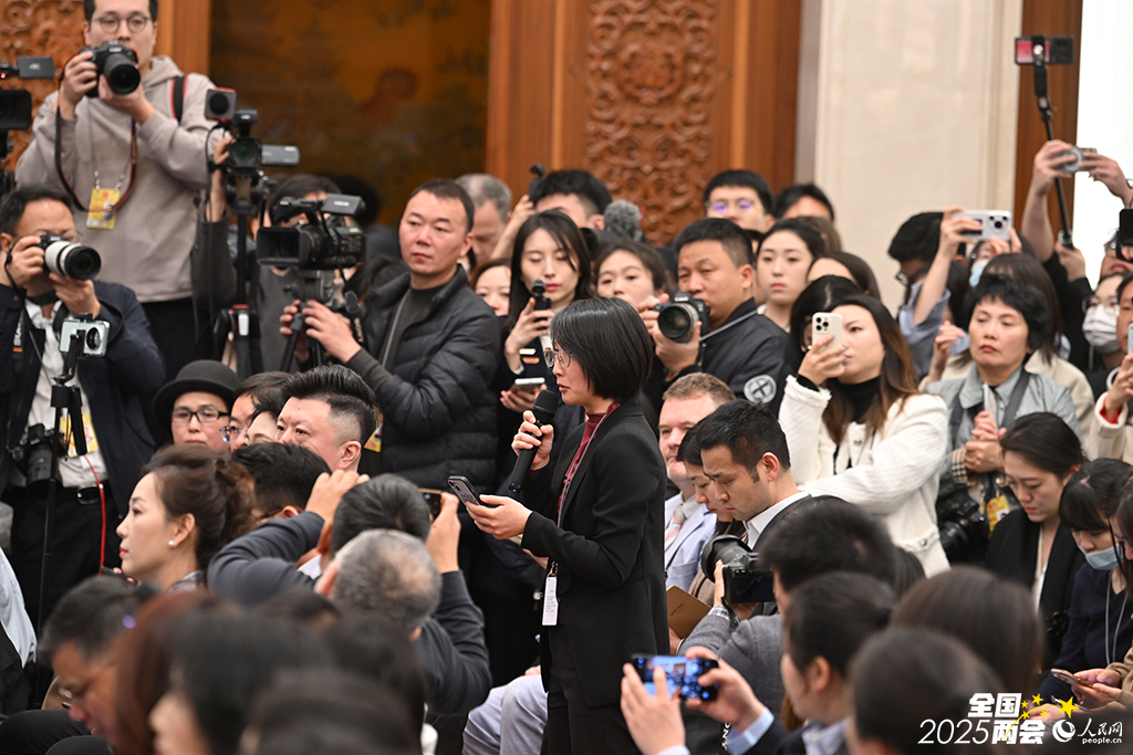 媒体记者现场提问。人民网记者 翁奇羽摄