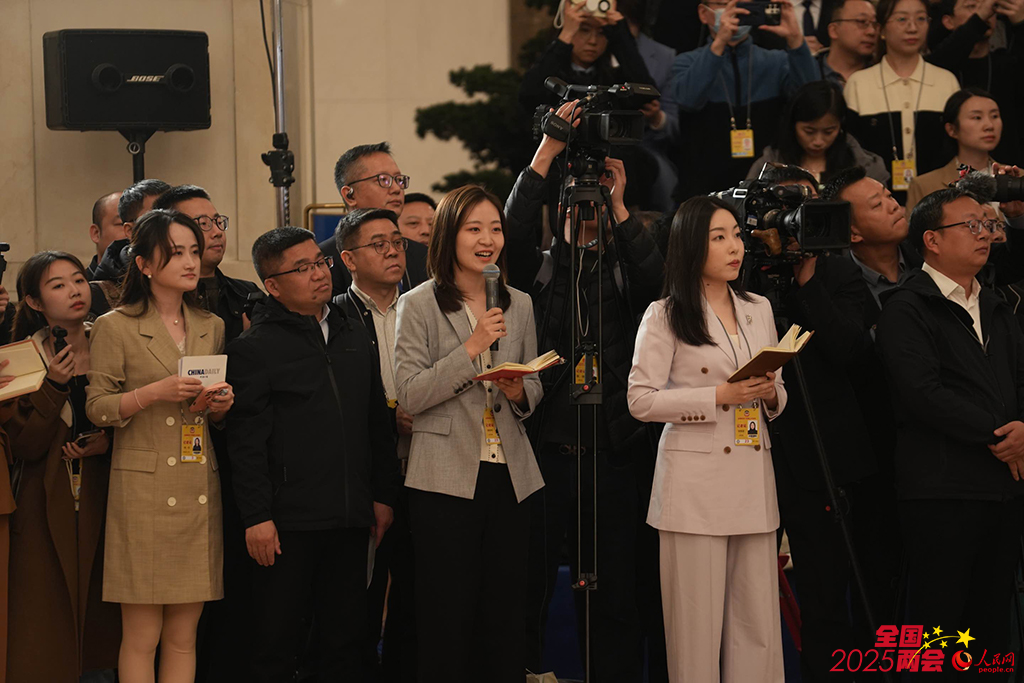 在全国政协十四届三次会议第一场“委员通道”集体采访活动上，人民日报记者提问。人民网记者 王天乐摄