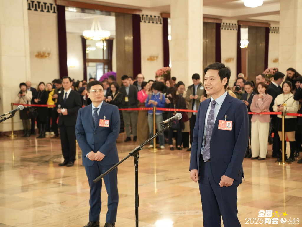 全国人大代表接受采访。人民网记者 葛泰佚摄