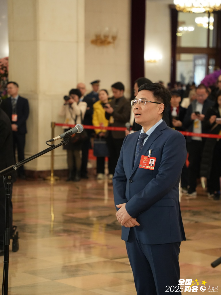 全国人大代表周云杰接受采访。人民网记者 张力洋摄