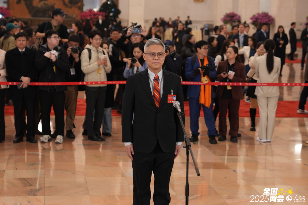 全国人大代表张俊杰接受采访。人民网记者 葛泰佚摄