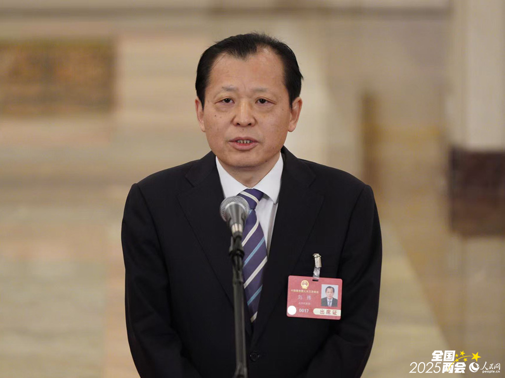 交通运输部部长刘伟接受采访。