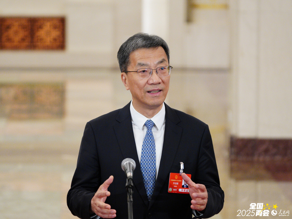 教育部部长怀进鹏接受采访。