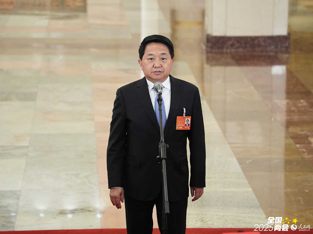 国家市场监督管理总局局长罗文接受采访。