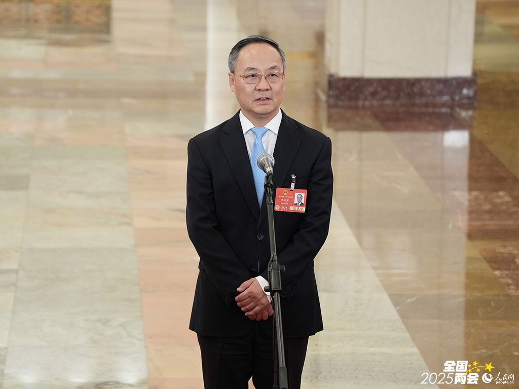 国家金融监督管理总局局长李云泽接受采访。