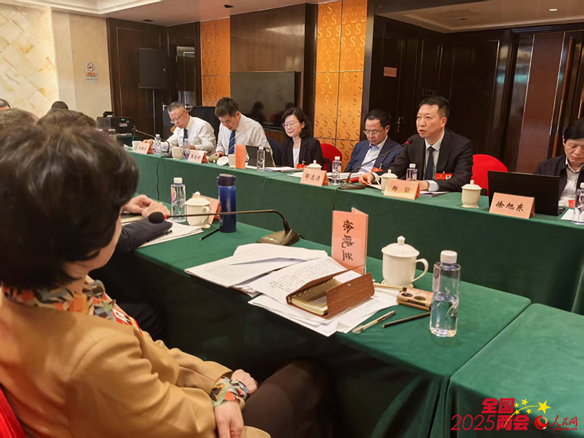 3月5日，全國政協十四屆三次會議致公黨界別委員小組會議現場。當前面有委員正在發言時，其他委員豎起桌牌“排隊”等待發言。人民網記者 毛雷攝