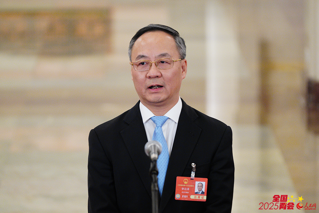 国家金融监督管理总局局长李云泽接受媒体采访。人民网记者 许峥摄