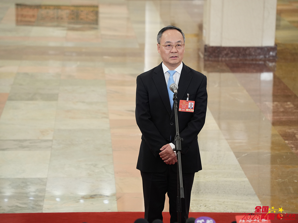 国家金融监督管理总局局长李云泽接受媒体采访。人民网记者 张力洋摄