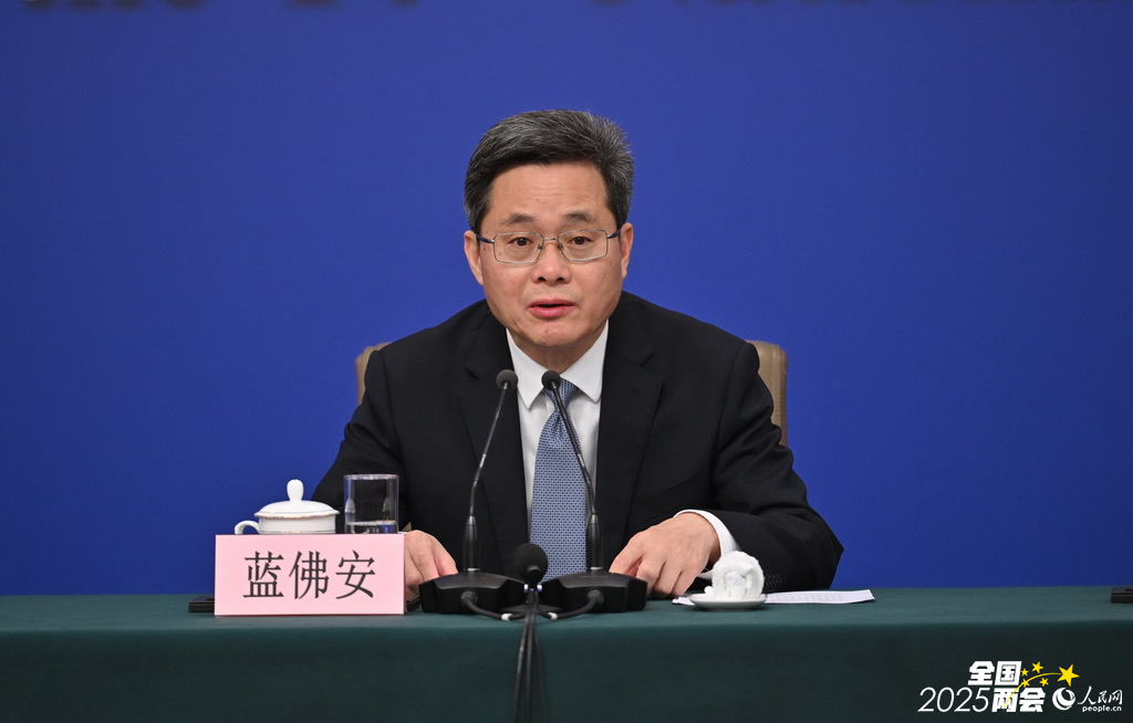 财政部部长蓝佛安回答记者提问。