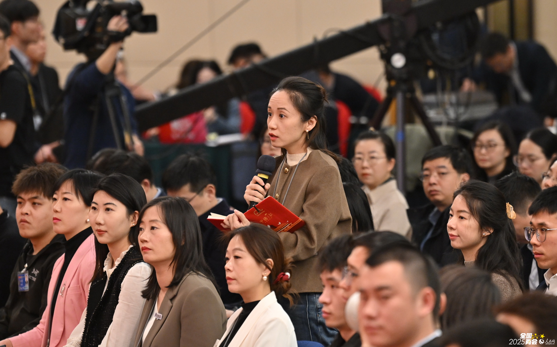 光明日报记者提问。
