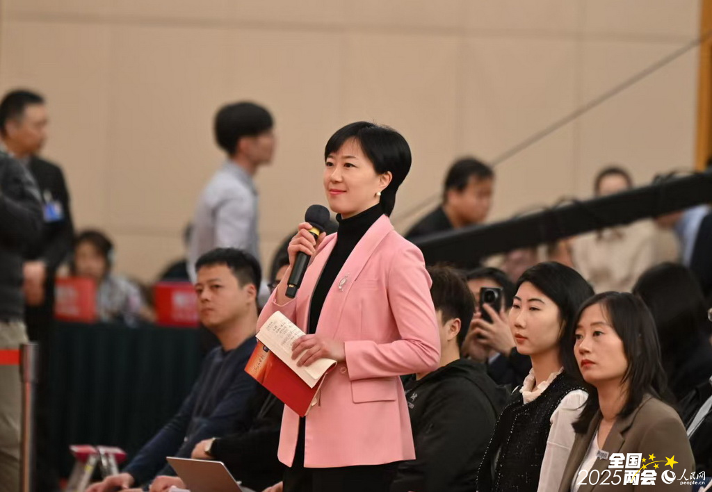浙江日报记者记者提问。