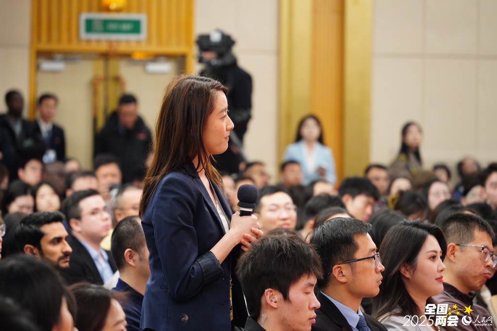 新加坡亚洲新闻台记者提问。