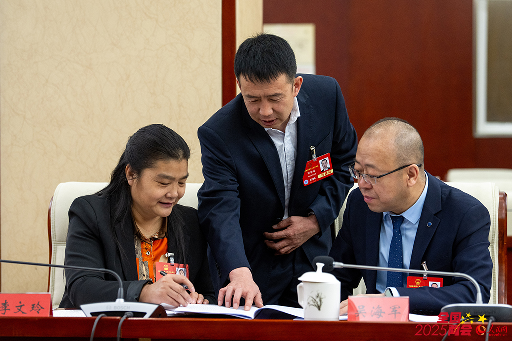 3月6日，内蒙古代表团代表就政府工作报告进行交流讨论。人民网记者 翁奇羽摄
