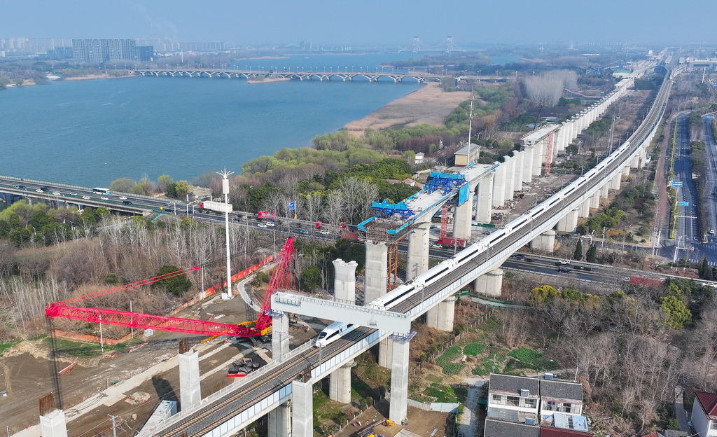 滬寧合高鐵跨連鎮高鐵首跨鋼橫梁吊裝到位