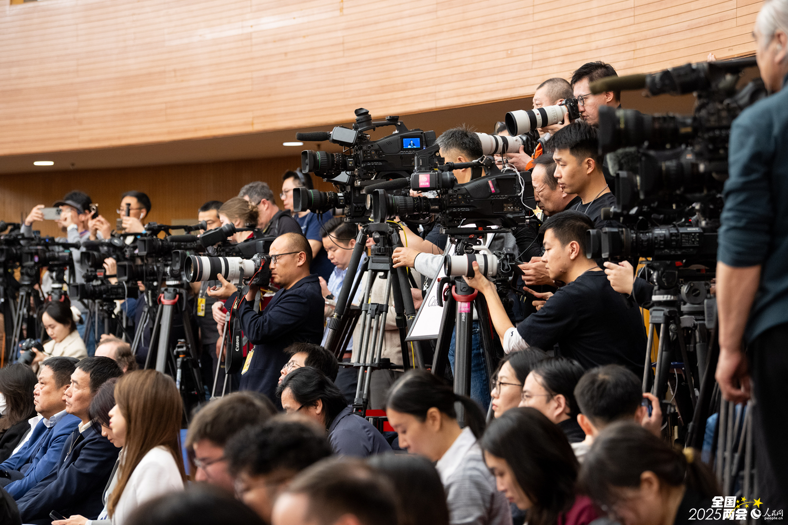 中外记者聚焦记者会。人民网记者 翁奇羽摄