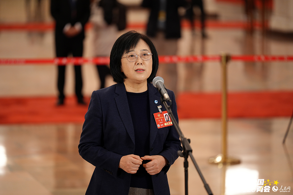 全国政协委员羊毅接受媒体采访。