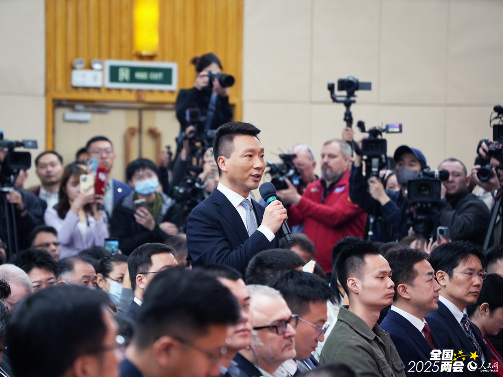 中央人民广播电视总台央视记者提问。