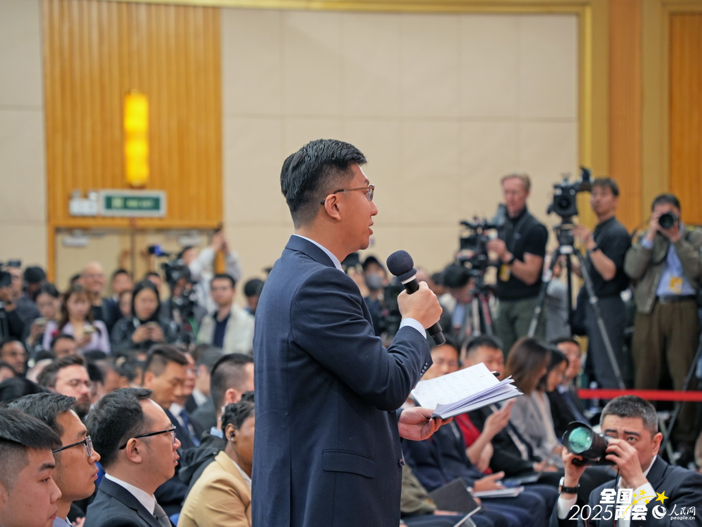 新华社记者提问。