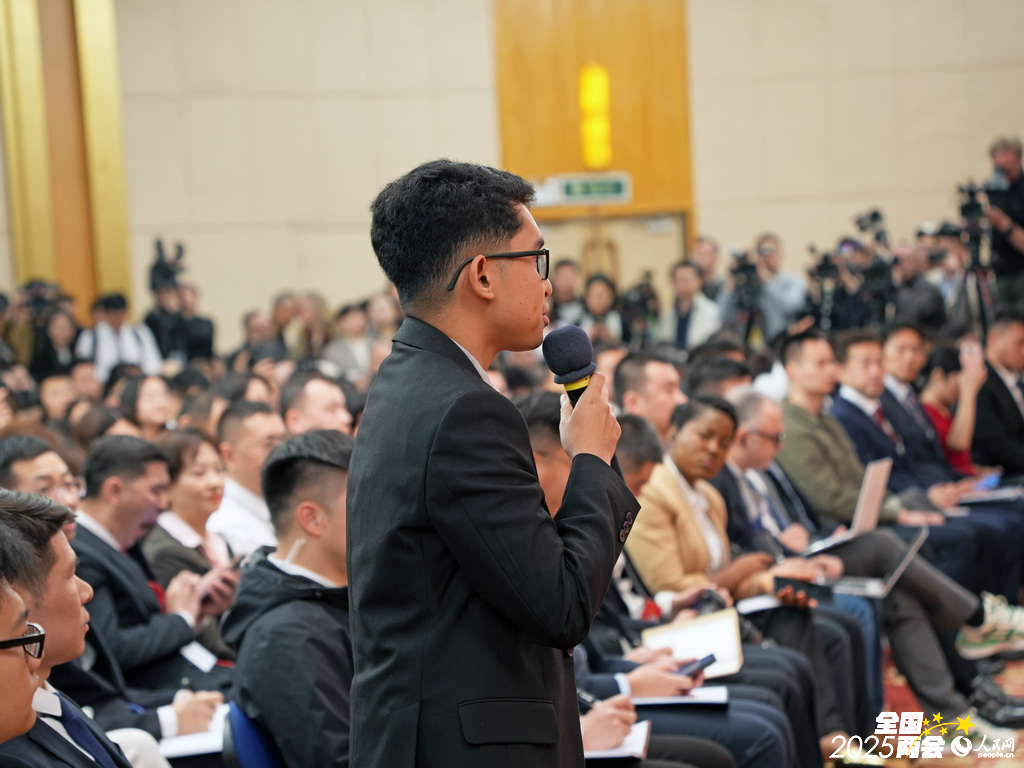 印尼国家广播电台记者提问。