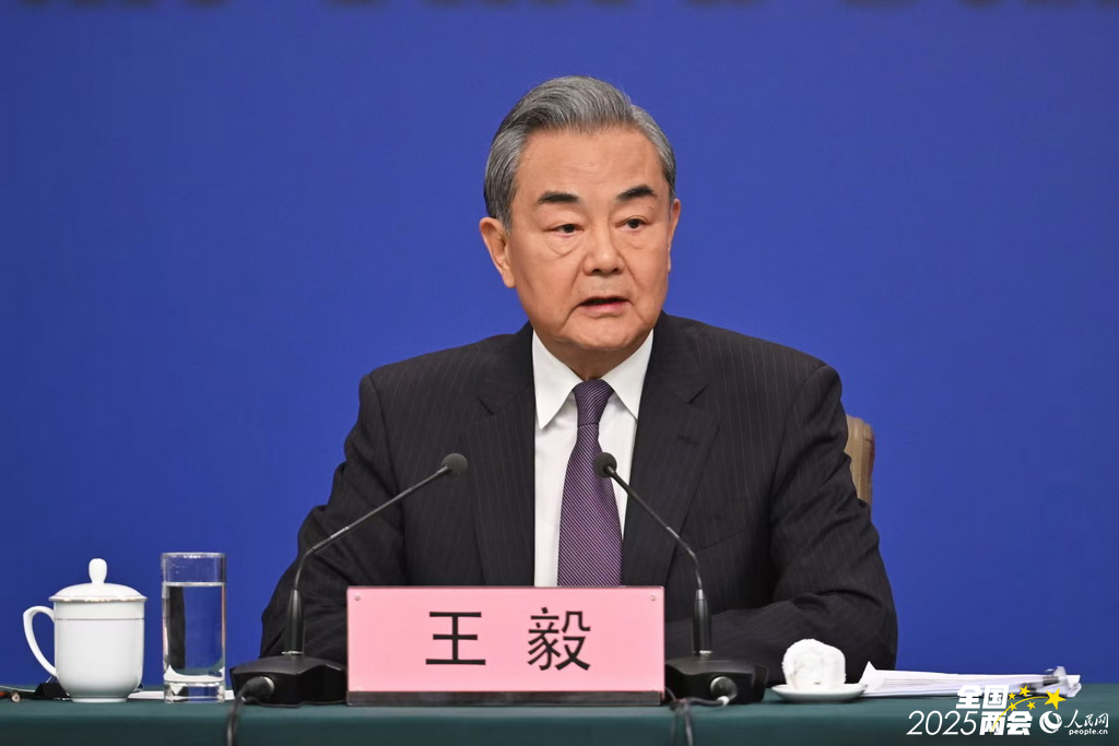 外交部长王毅回答记者提问。
