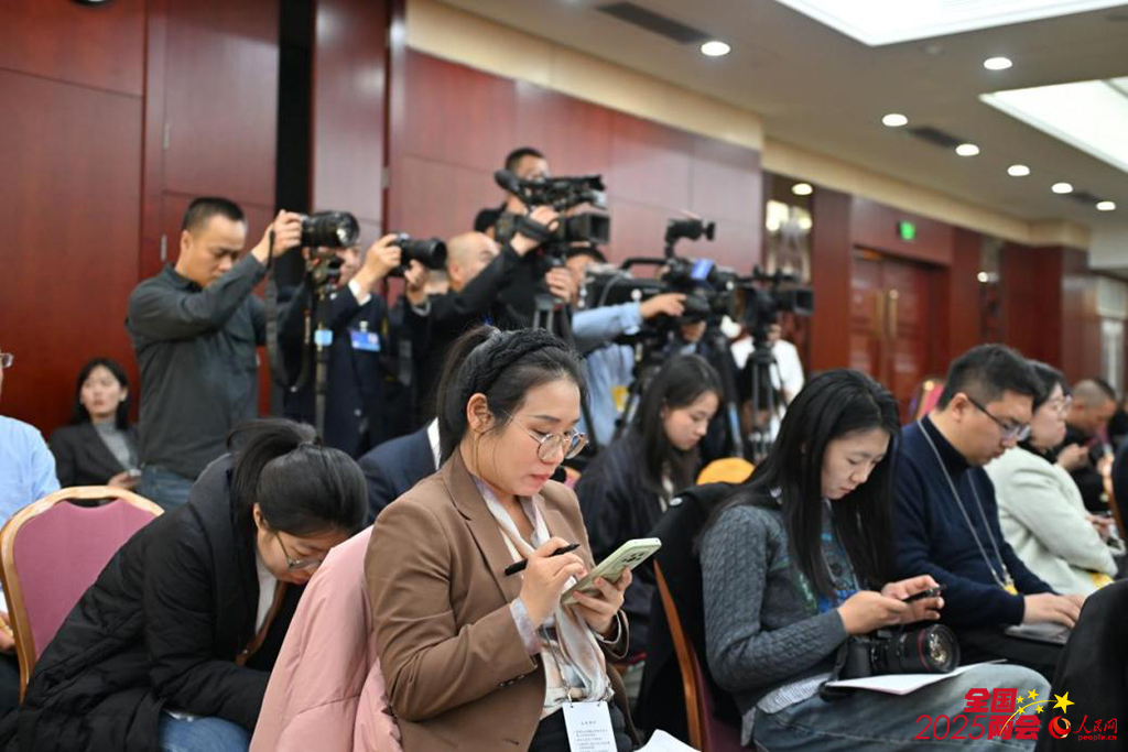 现场记者们边听边记。人民网记者 李睿摄