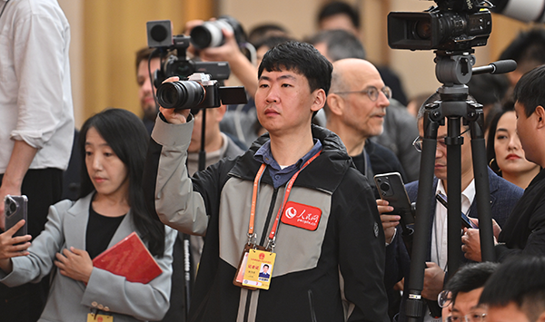  十四届全国人大三次会议举行外交主题记者会                                                                                                           3月7日，十四届全国人大三次会议举行记者会，邀请中共中央政治局委员、外交部长王毅就“中国外交政策和对外关系”相关问题回答中外记者提问。人民网记者在现场采访。                                                                                                                                                                                                                                                                                                                                                