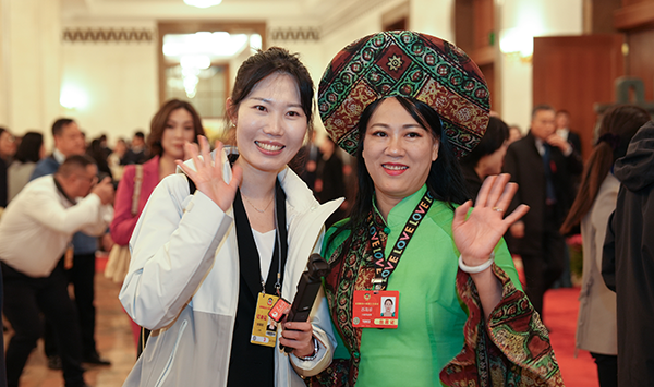  全国两会上的靓丽“风景线”                                                                                                           在“三八”国际妇女节当天，在全国两会的会场内，一位位女代表、女委员以饱满的热情履职尽责，为基层百姓发声，为国家发展献策。一位位女记者活跃在各个角落，用手中的话筒和镜头，记录精彩、捕捉瞬间……她们忙碌的身影，尽显巾帼风采，成为一道靓丽的风景线。                                                                                                                                                                                                                                                                                                                                                