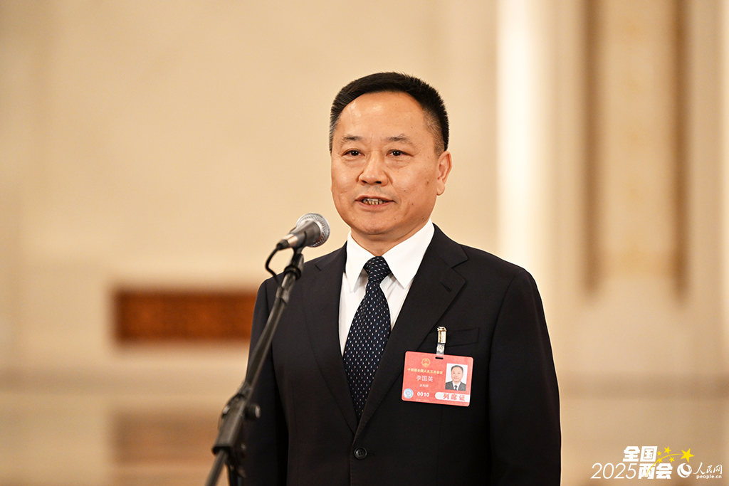 水利部部长李国英接受采访。