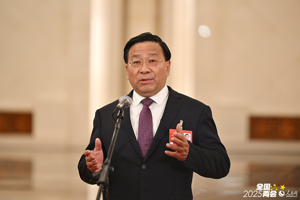农业农村部部长韩俊接受采访。