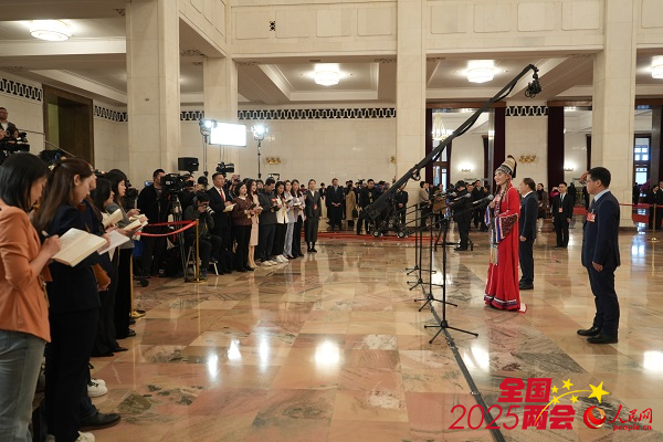 全国政协十四届三次会议第二场“委员通道”集体采访活动现场。人民网记者 苗子健摄