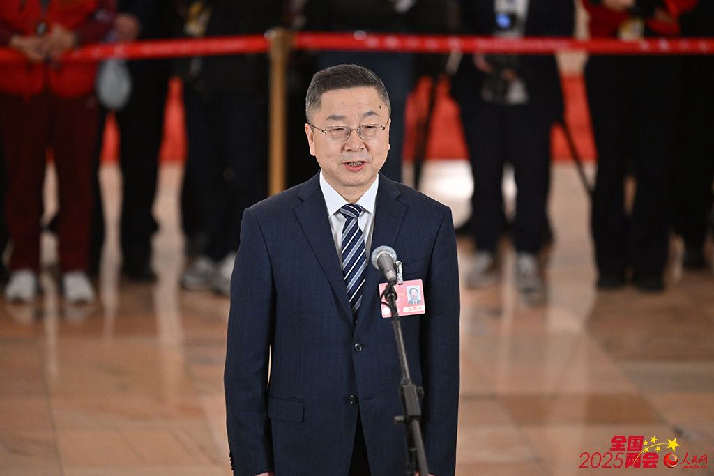 全国人大代表马新强接受媒体采访。人民网记者 翁奇羽摄