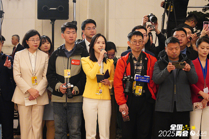 記者在“代表通道”上向人大代表提問。人民網記者 許崢攝