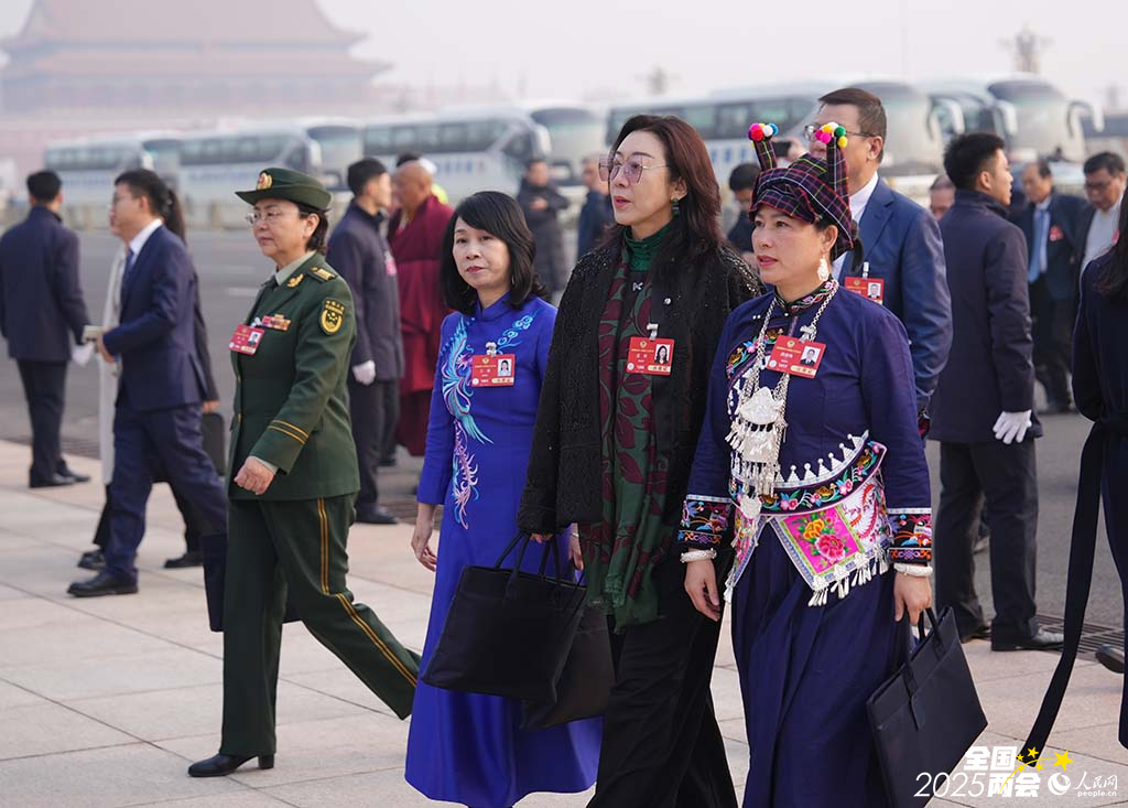 全国政协委员步入会场。