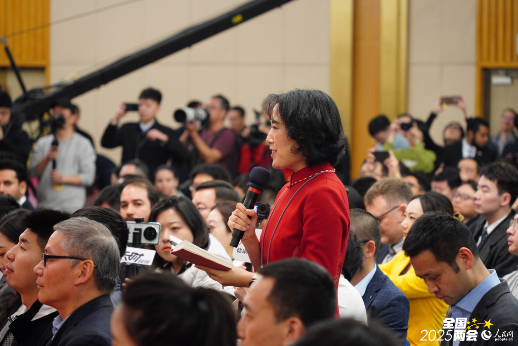 人民日报民生周刊记者提问。