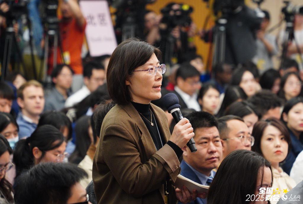 澳门日报记者提问。