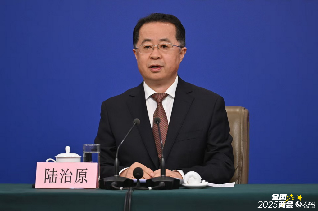 民政部部长陆治原回答记者提问。