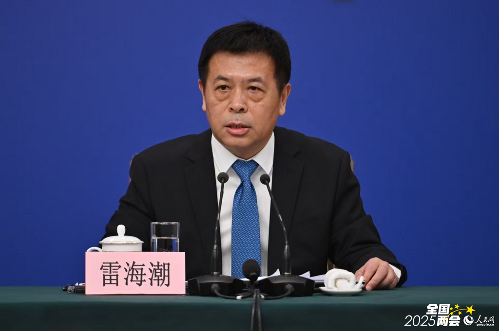 国家卫生健康委员会主任雷海潮回答记者提问。
