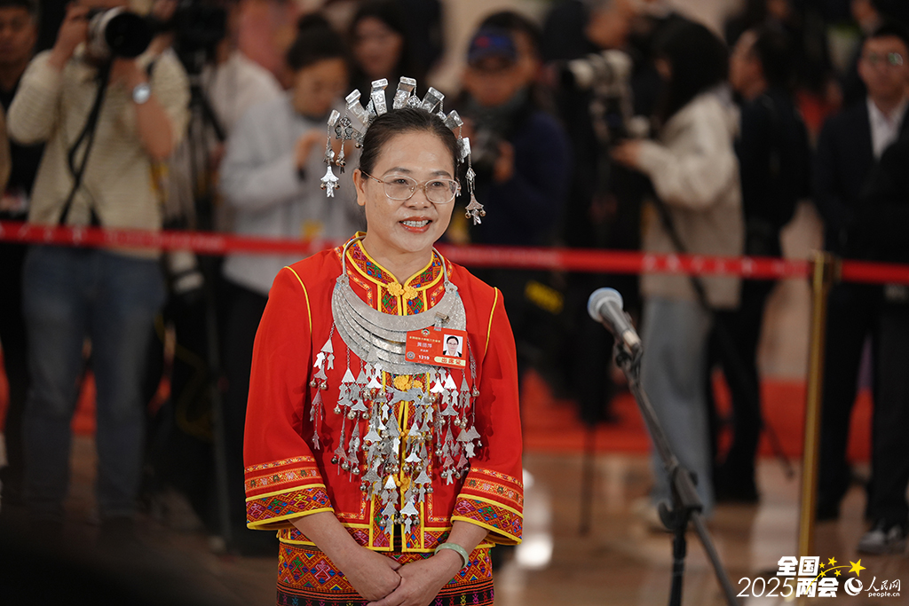 全国政协委员黄丽萍接受媒体采访。