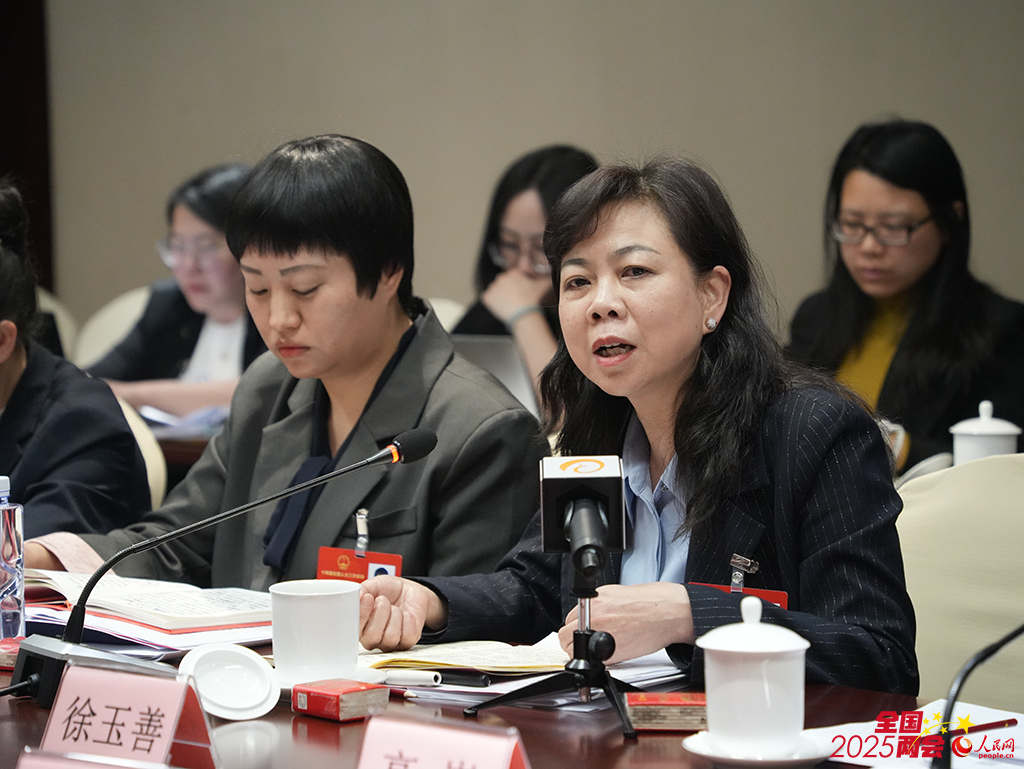 2025年3月9日上午，十四届全国人大三次会议云南省代表团召开代表小组会议，审议关于修改全国人民代表大会和地方各级人民代表大会代表法的决定草案，最高人民法院工作报告、最高人民检察院工作报告。