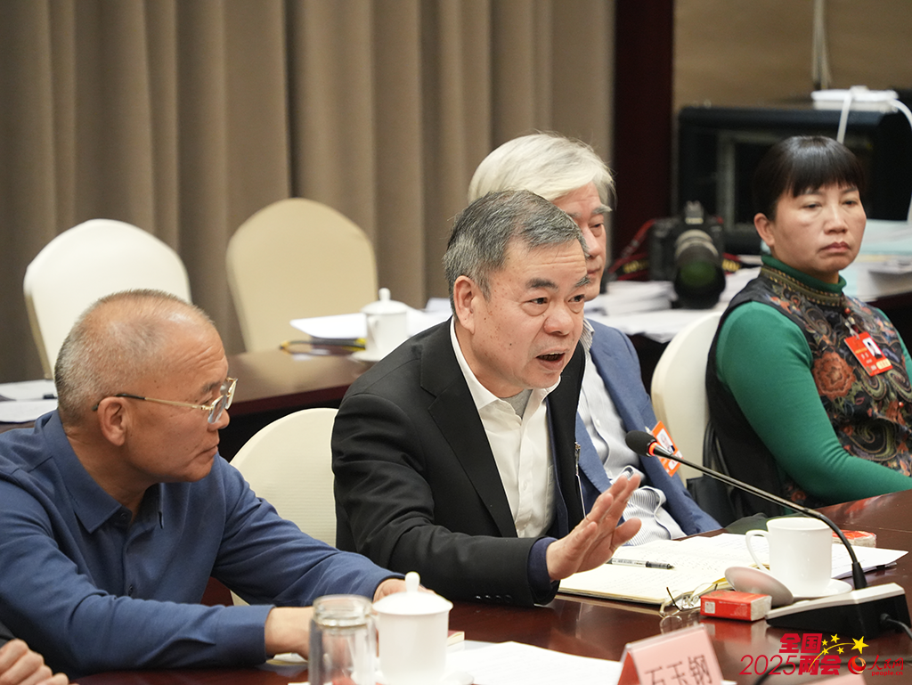 2025年3月9日上午，十四届全国人大三次会议云南省代表团召开代表小组会议，审议关于修改全国人民代表大会和地方各级人民代表大会代表法的决定草案，最高人民法院工作报告、最高人民检察院工作报告。