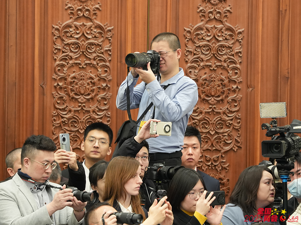 3月4日，十四届全国人大三次会议举行新闻发布会，人民网记者在现场采访拍摄。人民网记者 张力洋摄