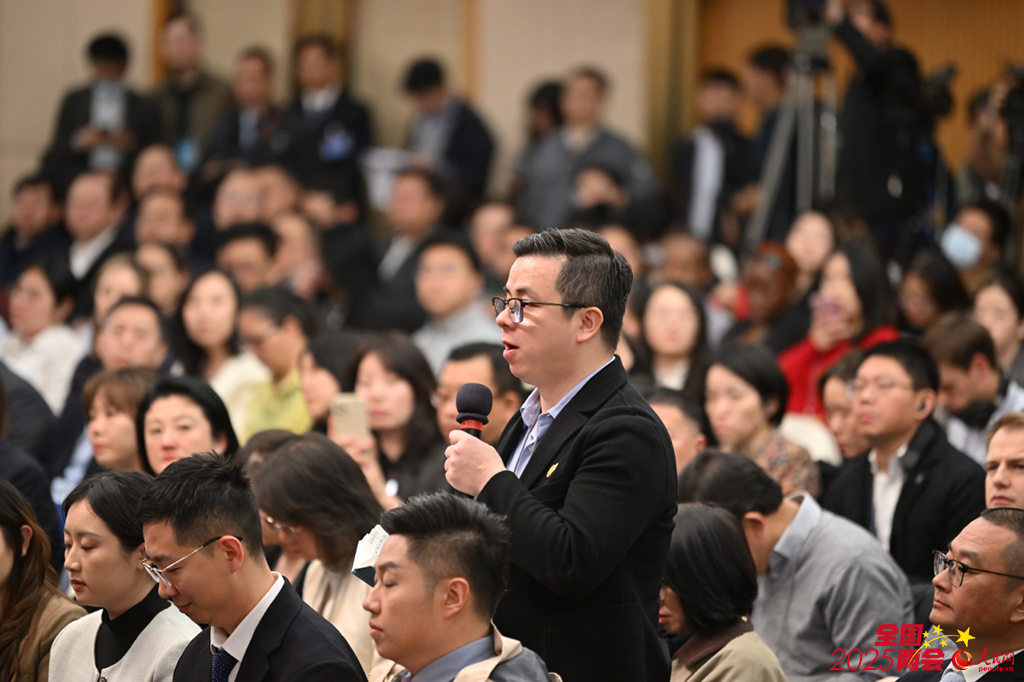 3月6日，十四屆全國人大三次會議舉行經濟主題記者會， 人民網記者現場提問。人民網記者 翁奇羽攝